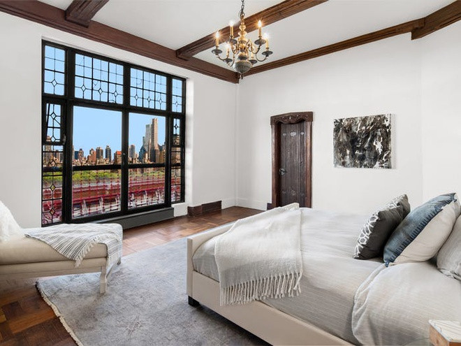 Phòng ngủ rộng rãi, thoáng đãng, mang những tông màu sáng để đem đến nét nhẹ nhàng, trang nhã. Khung cửa rộng lớn giúp gia chủ có thể thư thái khi ngắm nhìn thành phố.