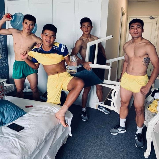 Phan Văn Biểu chơi khá thân với các cầu thủ Bùi Tiến Dũng, Bùi Tiến Dụng và Hà Đức Chinh. Nhóm cầu thủ từng chia sẻ nhiều khoảnh khắc "lầy lội" cùng nhau lên mạng xã hội. Thủ thành SHB Đà Nẵng từng có thời gian hẹn hò với Bùi Thị Yến Xuân - người yêu hiện tại của thủ môn Đặng Văn Lâm. Ảnh: Bùi Tiến Dụng.