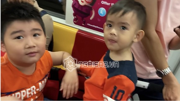 Dù bận rộn với công việc ca hát và kinh doanh nhưng mỗi khi rảnh rỗi hay dịp lễ tết, "ông hoàng cải lương" đều kết nối các con bằng những chuyến du lịch cùng nhau. Kim Tử Kong cho biết, anh hạnh phúc vì các con luôn yêu thương, đùm bọc và hoà thuận bên nhau. Trong chuyến du lịch Singapre vào đầu tháng 12 vừa qua, cả gia đình NSƯT Kim Tử Long đã tề tựu đông đủ. Đáng chú ý là 5 người con của anh nay đã cao lớn phổng phao. Trong đó, đáng chú ý nhất là sự xuất hiện của con gái thứ ba của anh là Hoàng Gia Hân, tên ở nhà là Su Su, là con của anh và em gái danh thủ Hồng Sơn. Khá hiếm lên khung hình cùng bố và em gái Hoàng Gia Linh, Hoàng Gia Hân sở hữu nhan sắc rạng rỡ và cuốn hút không kém cạnh bất kì hotgirl nào. Không chỉ thế, cô nàng còn được người cha nổi tiếng tiết lộ là có giọng hát cực hay. Sắp tới, hai cha con NSƯT Kim Tử Long sẽ ra MV ca nhạc cùng nhau.