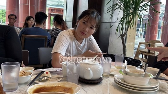 Con gái thứ ba - Hoàng Gia Linh đã được báo chí viết rất nhiều vì xinh đẹp và tài giỏi.