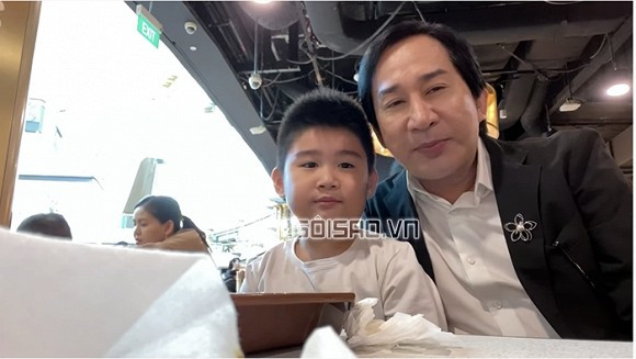 Là nghệ sĩ cải lương nổi tiếng, tuy nhiên, đời tư của NSƯT Kim Tử Long lại khá lận đận. Anh đã trải qua hai cuộc hôn nhân đổ vỡ. Anh kết hôn cùng người vợ đầu tiên, có cô con gái là Hoàng Kim Phụng (nghệ danh Maika). Sau đó, nam danh ca cải lương kết hôn lần hai với Cẩm Tú - em gái của danh thủ Hồng Sơn, có thêm 2 cô con gái là Hoàng Gia Linh và Hoàng Gia Hân. Hiện tại, anh đang chung sống cùng cô đào Trinh Trinh và có hai quý tử là: Andy - Hoàng Gia Khánh và Peter - Hoàng Gia Khiêm.