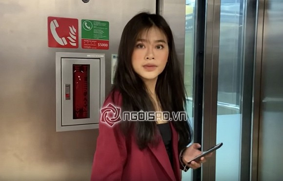 Con gái thứ hai Hoàng Gia Hân xinh như hotgirl của Kim Tử Long và vợ thứ hai Cẩm Tú. Đây là lần đầu cô xuất hiện trong khung ảnh của đại gia đình và ghi điểm đậm vì dung mạo ấn tượng.