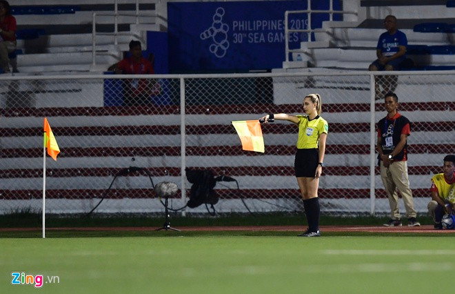 Trong trận chung kết bóng đá nữ SEA Games 30, nữ trọng tài biên Joanna Charaktis (25 tuổi, Australia) khiến nhiều người chú ý nhờ ngoại hình ưa nhìn. Bên cạnh đó, cô còn nhận được nhiều thiện cảm của dân mạng Việt Nam khi là người bắt lỗi việt vị, không công nhận bàn thắng của tiền đạo Thái Lan Taneekarn Dangda. Sau trận chung kết, trang cá nhân của nữ trọng tài nhận "bão like" và bình luận khen ngợi của dân mạng. Ảnh: Tuấn Nguyễn.