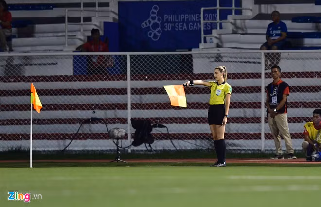 Trong trận chung kết bóng đá nữ SEA Games 30, nữ trọng tài biên Joanna Charaktis (25 tuổi, Australia) khiến nhiều người chú ý nhờ ngoại hình ưa nhìn. Bên cạnh đó, cô còn nhận được nhiều thiện cảm của dân mạng Việt Nam khi là người bắt lỗi việt vị, không công nhận bàn thắng của tiền đạo Thái Lan Taneekarn Dangda. Sau trận chung kết, trang cá nhân của nữ trọng tài nhận "bão like" và bình luận khen ngợi của dân mạng. Ảnh: Tuấn Nguyễn.