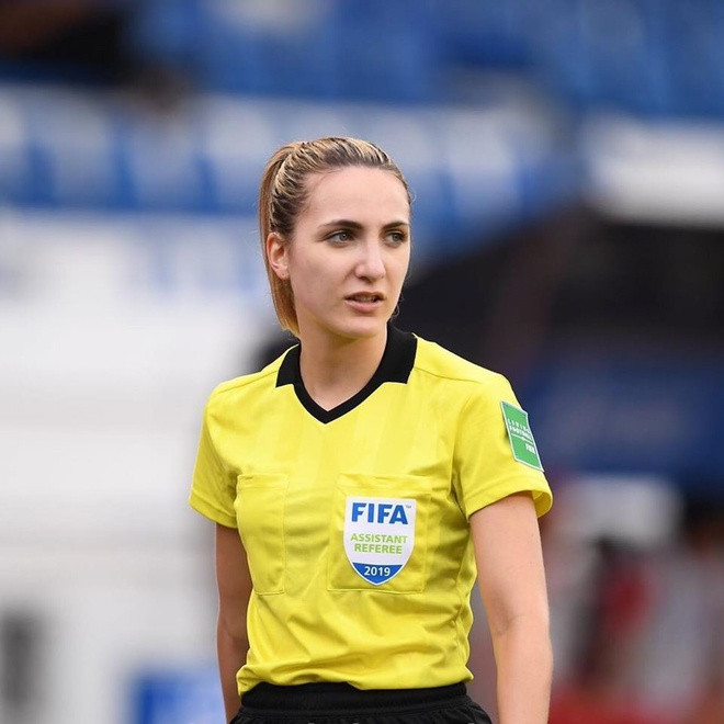 Joanna đến với bóng đá chuyên nghiệp từ khi còn ít tuổi, chơi cho các CLB thiếu niên như Glen Waverley Soccer Club và Whitehorse United. Trước khi trở thành trọng tài, 9X từng thi đấu tại giải Vô địch quốc gia Australia. Đối với cô, điều khó khăn phải đối mặt khi làm công việc "cầm cân nảy mực" trên sân cỏ là việc phải đối mặt với sự chỉ trích của CĐV, cầu thủ dù đưa ra quyết định đúng.