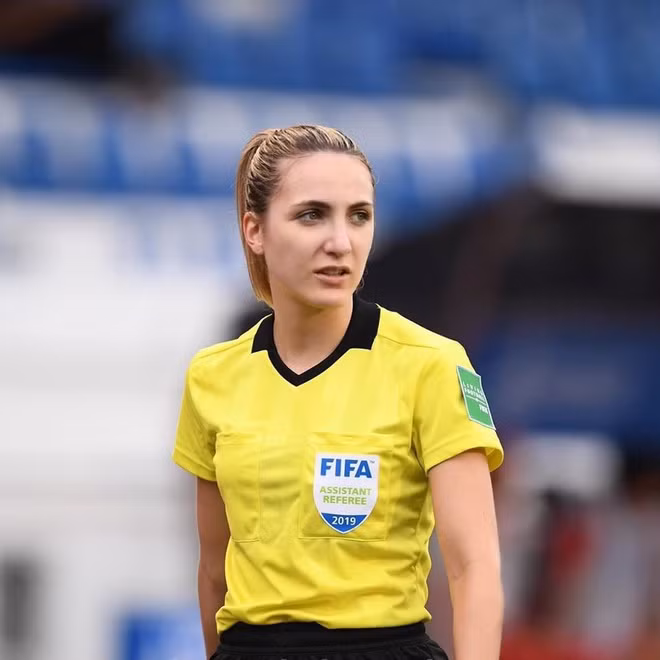 Joanna đến với bóng đá chuyên nghiệp từ khi còn ít tuổi, chơi cho các CLB thiếu niên như Glen Waverley Soccer Club và Whitehorse United. Trước khi trở thành trọng tài, 9X từng thi đấu tại giải Vô địch quốc gia Australia. Đối với cô, điều khó khăn phải đối mặt khi làm công việc "cầm cân nảy mực" trên sân cỏ là việc phải đối mặt với sự chỉ trích của CĐV, cầu thủ dù đưa ra quyết định đúng.