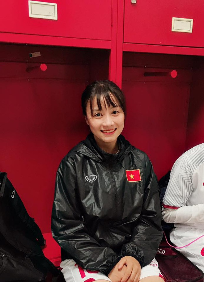 Sở hữu vẻ ngoài xinh xắn, trang cá nhân của trung vệ 24 tuổi tăng follow nhanh chóng sau trận chung kết, hiện cán mốc 200.000 lượt theo dõi. Chia sẻ trên sóng truyền hình mới đây, Hoàng Thị Loan cho biết rất vui và bất ngờ khi nhận được sự quan tâm của mọi người. Trở về từ SEA Games, 9X mong mỏi được quây quần bên gia đình, tổ chức một bữa tiệc nhỏ chung vui. Ảnh: FBNV, Hoàng Hà.