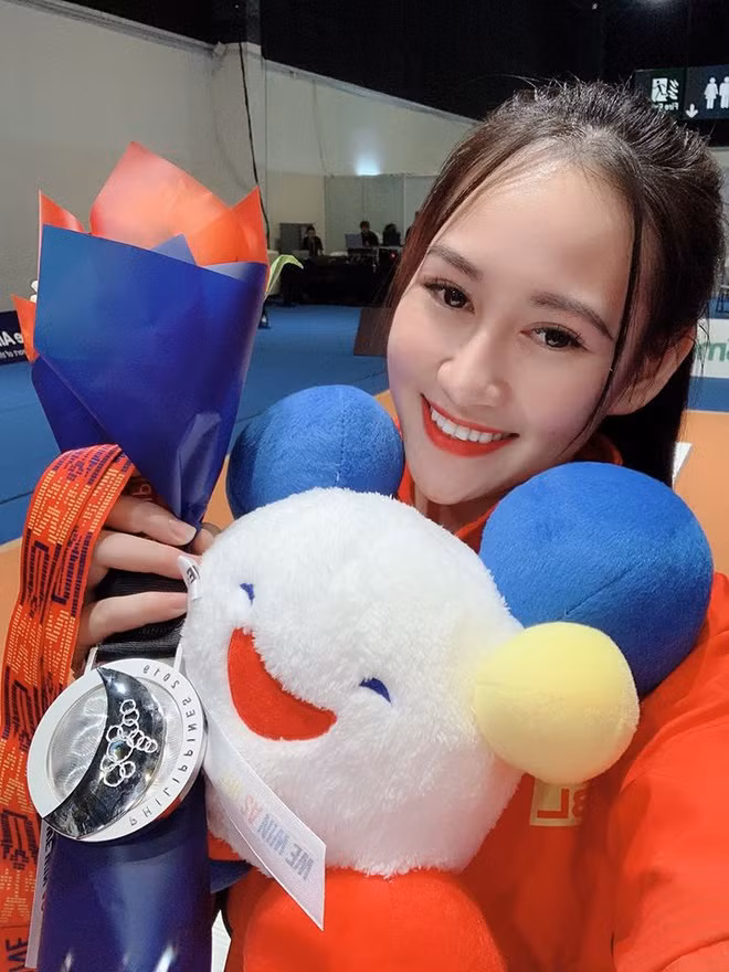 Sau khi cùng đồng đội giành HCB nội dung kiếm chém tại SEA Games 30, loạt ảnh xinh xắn của VĐV Lê Minh Hằng (21 tuổi) được nhiều diễn đàn chia sẻ. Một số dân mạng còn dành nhiều lời có cánh cho 9X, gọi cô là "hot girl đấu kiếm". Minh Hằng cho Zing.vn biết đây là lần đầu tiên cô được tham dự SEA Games, nhờ tấm huy chương vàng có được tại giải Vô địch toàn quốc hồi tháng 8.