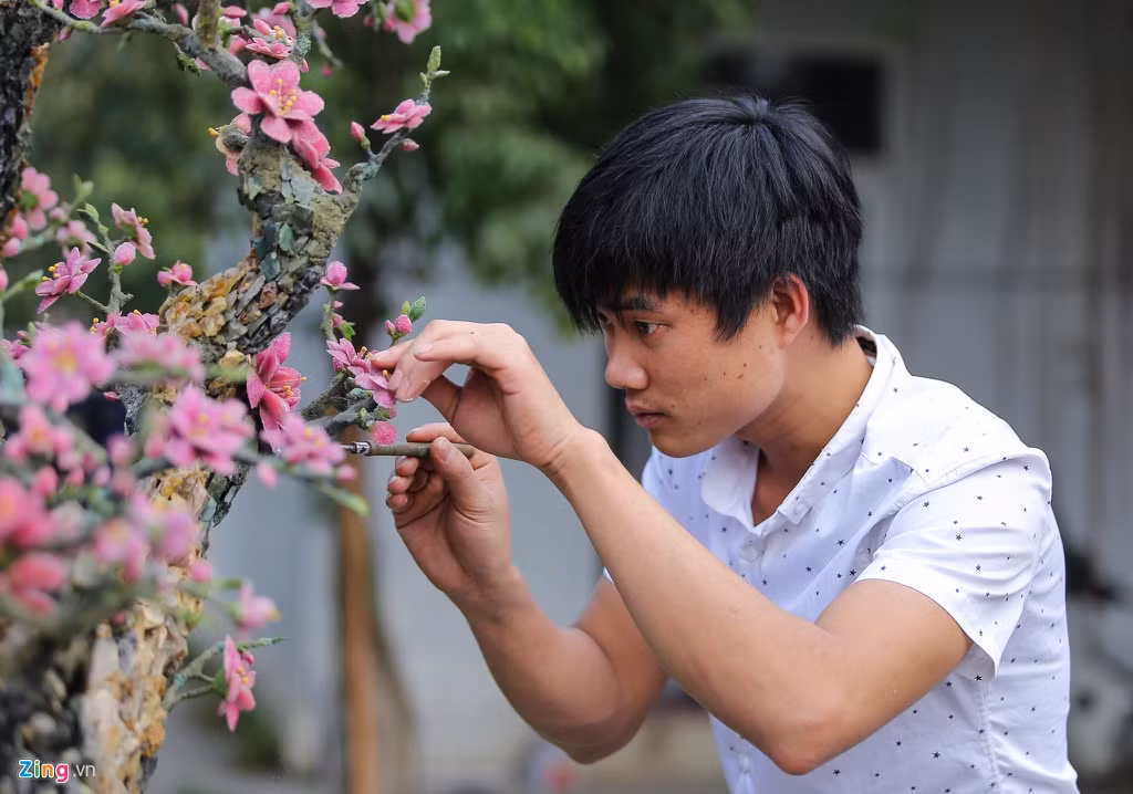 Từng chi tiết trên cây được làm thủ công. Màu sắc xanh, hồng trên cây được xay nhỏ từ đá quý tạo nên. Đoàn đã mời thêm nghệ nhân, các cụ lớn tuổi ở làng đào Nhật Tân đến tư vấn về dáng cây, kĩ thuật, chi tiết cần chú ý. Cây đào được huy chương vàng hội chợ triển lãm đá quý tại Bắc Ninh năm 2019.