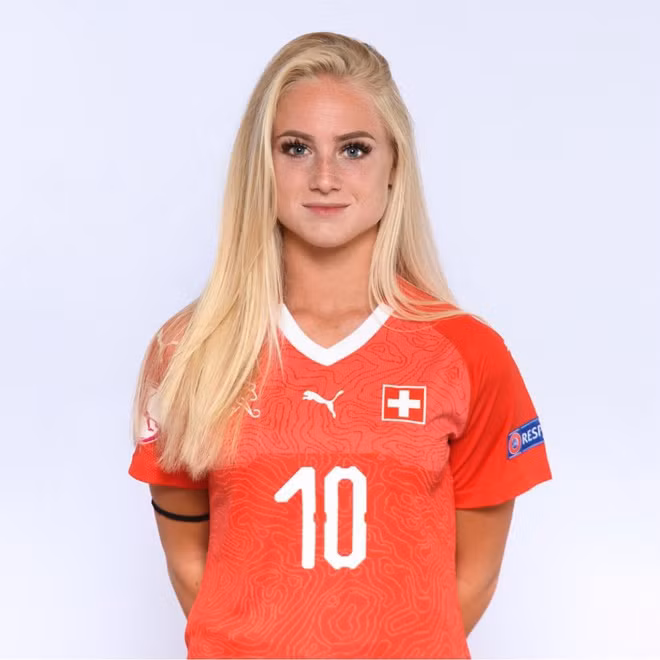 Ngoài sự nghiệp quần đùi áo số, cô gái 20 tuổi được chú ý khi sở hữu ngoại hình xinh đẹp, được mệnh danh là "bông hồng sân cỏ" của CLB West Ham. Đầu năm 2019, Lehmann ghi tổng cộng 8 bàn thắng để giúp CLB West Ham vào chơi trận chung kết Cup FA nữ.