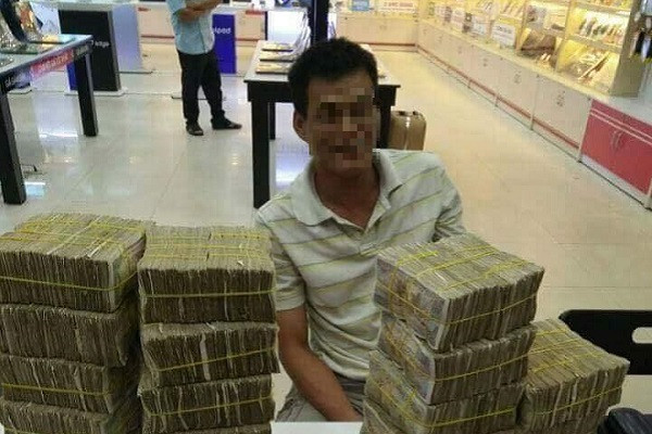 Xuc dong bo ngheo mang bao tai tien le di mua dien thoai cho con