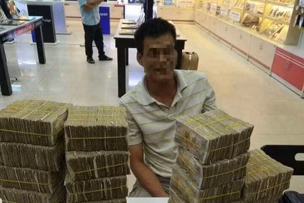 Xuc dong bo ngheo mang bao tai tien le di mua dien thoai cho con