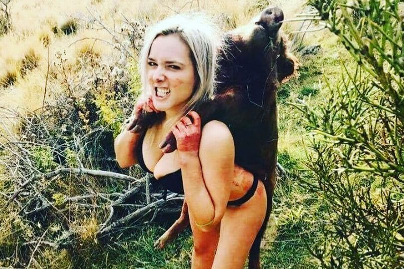 Co gai gay phan no vi tung anh khoe than voi xac thu rung