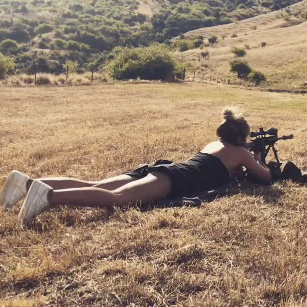 Co gai gay phan no vi tung anh khoe than voi xac thu rung-Hinh-2