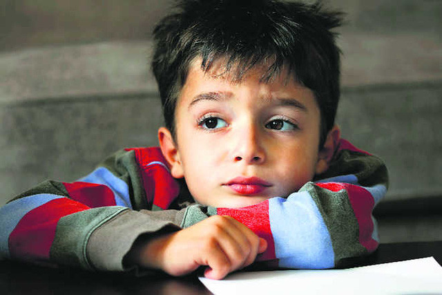 Vo chong co nen hon nhien au yem truoc mat con tre?