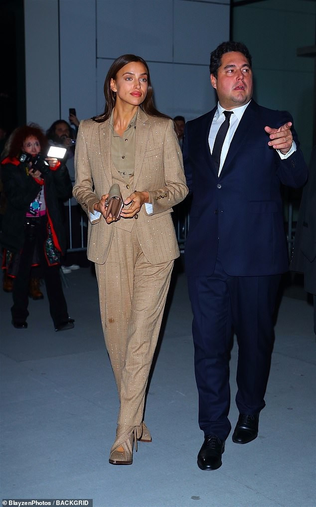 Cô hiện rất đắt show quảng cáo, chụp hình và dự sự kiện.