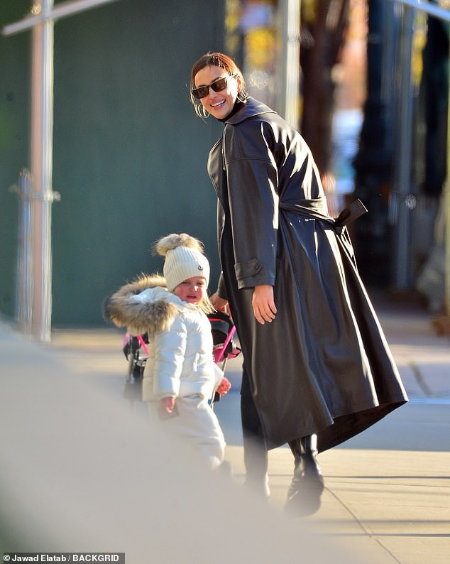 Người đẹp trang điểm nhẹ nhàng, nở nụ cười rạng rỡ giữa phố.