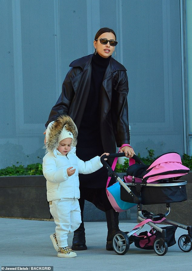 Siêu mẫu Nga sành điệu với áo khoác dáng dài phối cùng boots siêu năng động. Trong khi đó, bé Lea được mẹ diện cho "nguyên cây trắng" hàng hiệu.