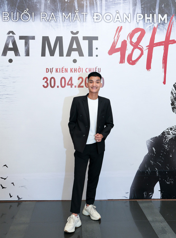 Mạc Văn Khoa lịch lãm, trẻ trung với vest kết hợp giày thể thao. Nam nghệ sĩ hài là diễn viên duy nhất ở phần trước được mời góp mặt trở lại ở dự án năm nay. Nếu ở “Lật mặt 4”, anh được giao vai hài thì phần này lại đòi hỏi những pha đánh đấm, rượt đuổi đậm chất hành động.