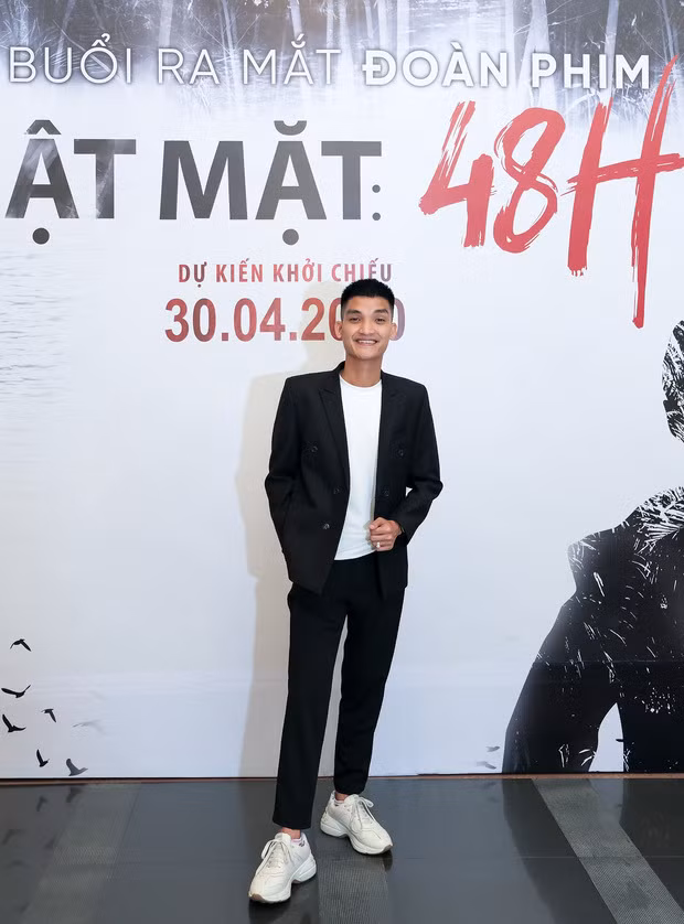 Mạc Văn Khoa lịch lãm, trẻ trung với vest kết hợp giày thể thao. Nam nghệ sĩ hài là diễn viên duy nhất ở phần trước được mời góp mặt trở lại ở dự án năm nay. Nếu ở “Lật mặt 4”, anh được giao vai hài thì phần này lại đòi hỏi những pha đánh đấm, rượt đuổi đậm chất hành động.