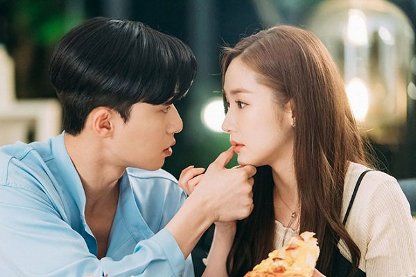 Vo tuc run phat hien chong bon rut tien, tra no giup nguoi yeu cu