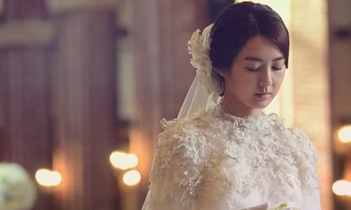 Rot nuoc mat truoc bua com cu cua nang dau nha giau