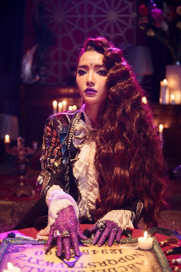 Tháng 11/2018, giọng ca 30 tuổi phát hành MV Chị ngả em nâng và vấp phải sự chỉ trích kịch liệt từ phía cộng đồng công giáo. Cô bị buộc tội phỉ báng tôn giáo khi đưa loạt hình ảnh dùng giày đập vỡ trứng phục sinh, bắn mũi tên đốt cháy hàng loạt thánh giá, hóa thân thành Đức mẹ Maria với con quái vật trên tay... vào MV.