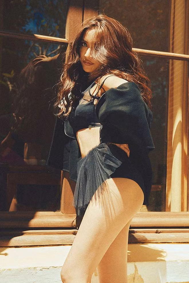 Đáp trả những lời chỉ trích trên, Bích Phương viết: "Các bé ơi, chị đã 30 tuổi rồi nên hãy yên tâm chị biết nên làm gì với hình ảnh của mình, thay đổi đến đâu là đủ. Đừng lo lắng". Tuy vậy, cô vẫn xóa bức ảnh trên khỏi trang cá nhân. Cô cũng hạn chế chia sẻ loạt ảnh gợi cảm chụp cùng thời điểm lên mạng xã hội.