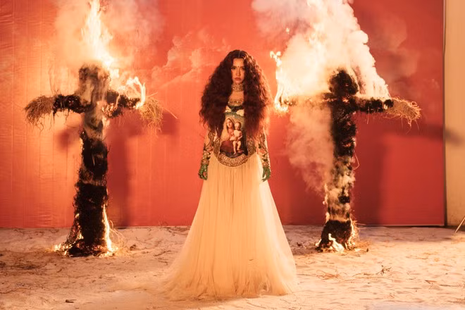 Ngay lập tức, cả Bích Phương và giám đốc sáng tạo Denis Đặng đều lên tiếng giải thích về các hình ảnh, biểu tượng trong MV. Hai người khẳng định không có bất kỳ sự xúc phạm nào với tôn giáo trong MV. Tuy nhiên, lời nói trên vẫn không khiến một bộ phận khán giả hết tức giận. Nữ ca sĩ phải chịu nhiều lời xúc phạm nặng nề vì sự việc này.