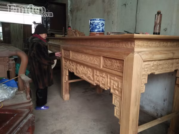 Cuối năm, người dân hối hả tân trang đồ gỗ trong nhà để đón năm mới cho tươm tất, trọn vẹn. Ảnh: Thu Hà