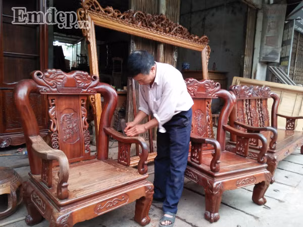 Thợ làm mới đồ gỗ những ngày này quay cuồng trong các đơn hàng. Ảnh: Thu Hà
