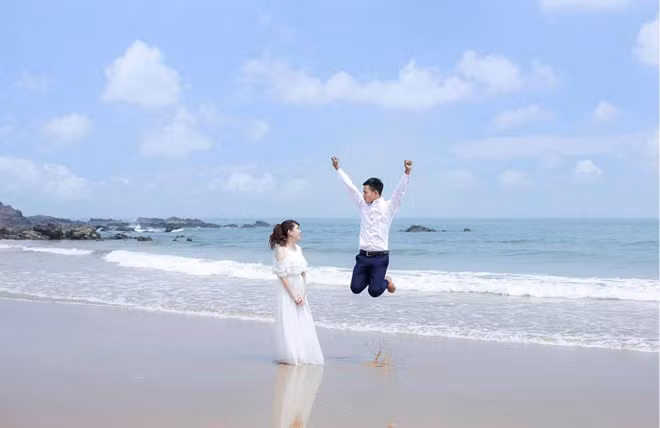 Yeu xa 1 nam, lan dau gap da vao khach san va cai ket bat ngo-Hinh-2