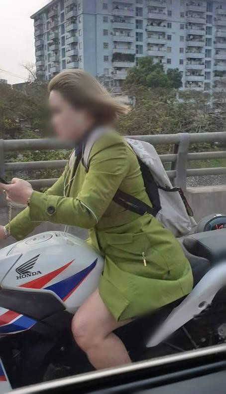 Co gai lai xe phan khoi lon bi 'nem da' vi lang lach tren duong-Hinh-2