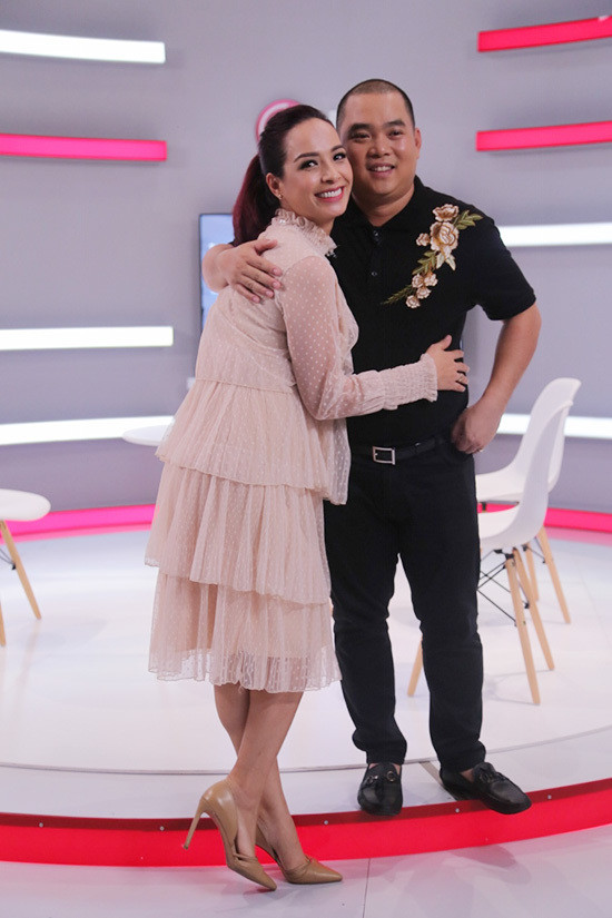 Chong Thuy Hanh gay choang khi deo vang day tay, dien do ho bao-Hinh-2