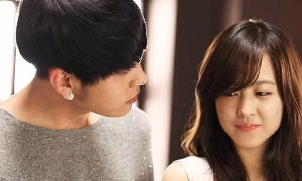 Het hon khi thay giao doi vao nha nghi 