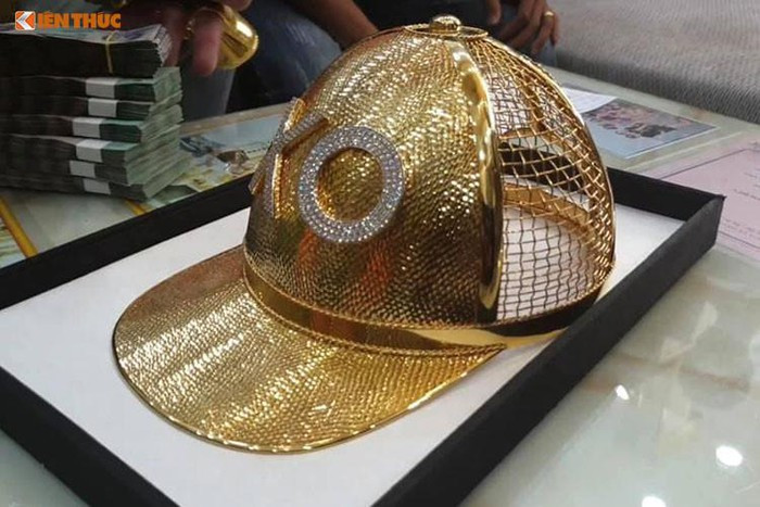 Để làm ra chiếc mũ hoàn thiện, người thợ đã dùng đến 53 lượng vàng cùng 260 viên kim cương, mỗi viên có giá 1,2 triệu để tạo thành chữ 'XO' - biệt danh của anh Phúc trên mũ. Trị giá của món đồ đặc biệt này lên tới hơn 1,8 tỷ đồng. 