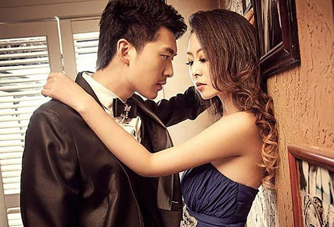 Ve nha giua dem, chong chet lang khi thay vo tre the nay