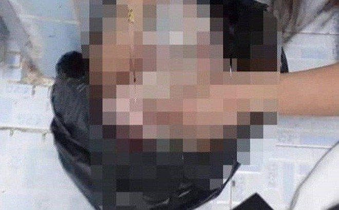 Phat hien thi the be so sinh boc trong chiec tui den o nha ve sinh