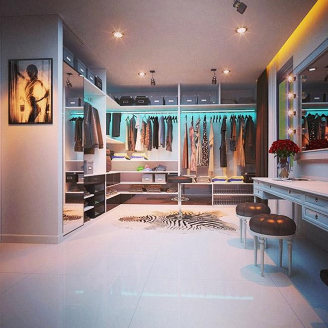 Không dừng lại tại đó, Khánh My cũng thường xuyên chia sẻ những bộ đồ hàng hiệu phiên bản giới hạn trên thế giới. Được biết, cô nàng dành nhiều tiền bạc cho việc mua sắm túi xách, giày dép. Mặc dù ngại ngần công khai giá tiền nhưng rõ ràng những sản phẩm mà cô nàng sở hữu có giá không hề nhỏ.