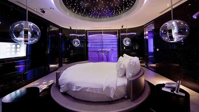 Dẫu vậy, dù cho Khánh My có nguồn thu từ đâu thì cô nàng vẫn khiến dư luận phải trầm trồ ngưỡng mộ về độ "chịu chơi" nhất nhì showbiz Việt của mình. Trước đây, Khánh My ở cùng gia đình trong một căn biệt thự siêu sang ở Tp.HCM. Sau nhiều năm hoạt động trong showbiz cộng với kinh doanh bất động sản, Khánh My đã để dành khoản tiền kha khá để tậu một căn penthouse cho riêng mình. Ngôi nhà là sự kết hợp hoàn hảo của ánh sáng và chất liệu tương phản tạo khung cảnh sang trọng.