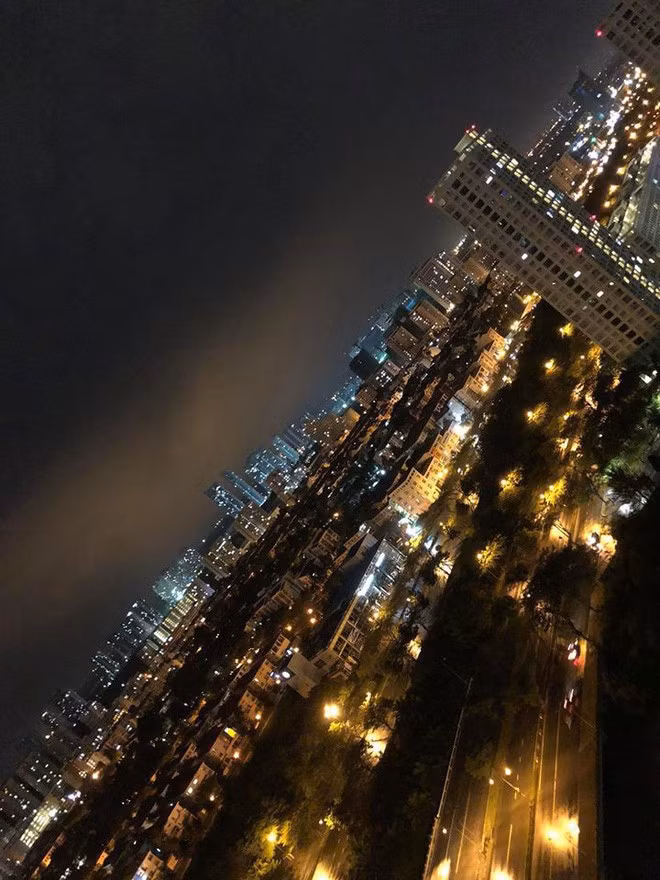 Trong căn hộ của mình, bạn gái của Cường Đôla lựa chọn tông màu nâu - trắng ấm cúng và sang trọng. Bức tường gỗ và bộ sofa da, ghế ăn cùng tone màu mang đến cho phòng khách - ăn của Top 6 Vietnam's Next Top Model 2010 sự hài hòa và thống nhất. Không gian phòng khách nhìn từ khu bếp khá thoáng đãng, sáng sủa. Cô nàng sử dụng bộ đèn chùm độc đáo càng làm cho căn phòng có thêm điểm nhấn. Bàn ăn dài màu trắng cùng ghế nâu đem lại sự tươi mới, trẻ trung cho không gian.