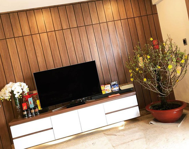 Trong những bức ảnh được Đàm Thu Trang chia sẻ, có thể nhận thấy, cô nàng rất thích trang trí nhà bằng hoa tươi, cây xanh. Đồng thời chính những bức ảnh khổ lớn của cô cũng được dùng để tạo điểm nhấn trang trí cho ngôi nhà.