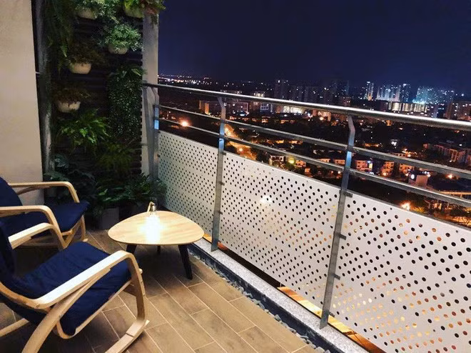 Căn hộ của cô sở hữu góc view hoàn hảo, nhìn thấy toàn thành phố, rất thoáng và đẹp. Với góc view, cô thường đứng đây tận hưởng không khí, thư giãn sau một ngày làm việc vất vả.