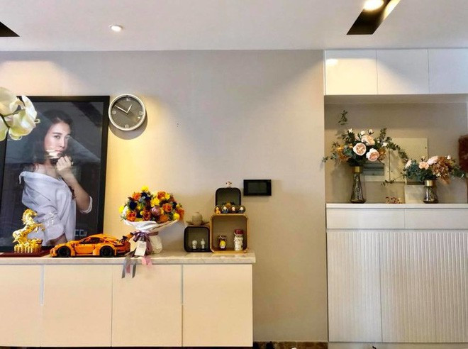 Căn hộ của Đàm Thu Trang còn có ban công khá rộng với ánh sáng tự nhiên, cô dành riêng nơi này để trồng và trang trí các loại cây cảnh, vừa để chậu vừa treo lên rất thú vị. Cô còn chuẩn bị bàn ghế ở đây để tạo cho mình một góc nghỉ dưỡng lý tưởng, nhâm nhi tách trà ngắm cảnh thành phố vô cùng lãng mạn.