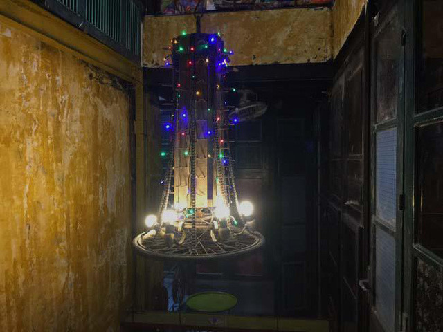 Chiếc guồng của máy tuốt lúa đạp chân một thời đã được nhóm bạn lên ý tưởng tận dụng biến thành chiếc đèn chùm.