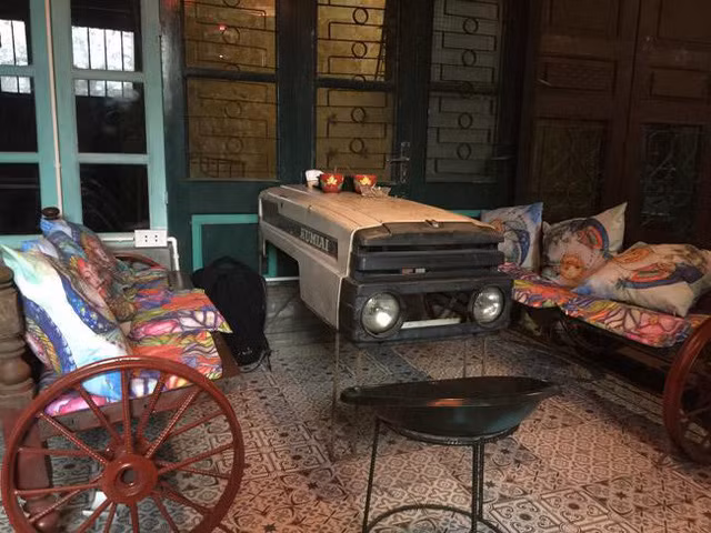 Chiếc vỏ của đầu máy cày biến thành bàn để khách ngồi thưởng thức đồ uống.