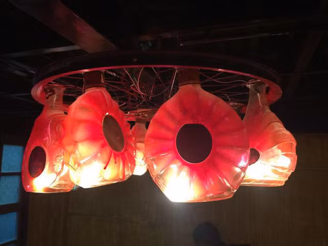 “Chiếc vỏ bình nước bỏ đi, tôi tận dụng lại sau đó trang trí thêm một chút nữa là trở thành cái đèn” - anh Thơ cho hay.