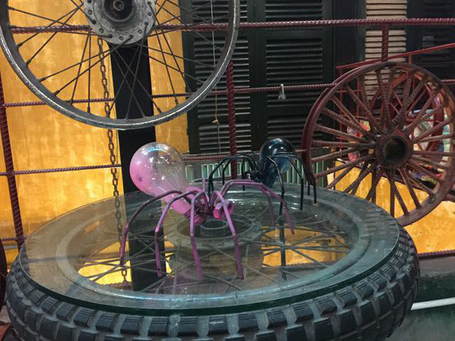 “Cũng mất kha khá thời gian để lượm lặt các món đồ về, sau đó chúng tôi nghiên cứu, tái chế và đưa vào sử dụng” - anh Thơ cho biết.