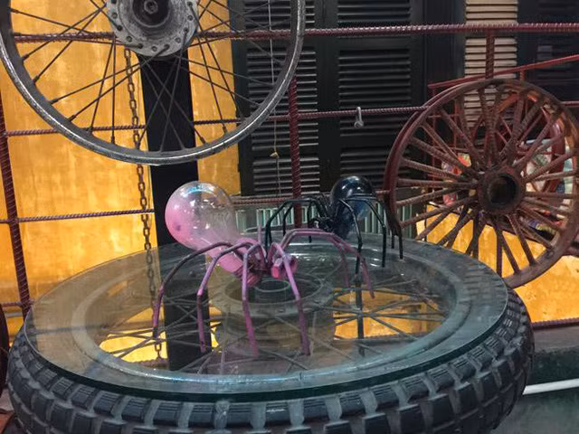 “Cũng mất kha khá thời gian để lượm lặt các món đồ về, sau đó chúng tôi nghiên cứu, tái chế và đưa vào sử dụng” - anh Thơ cho biết.