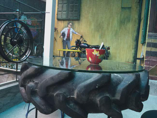 Chiếc lốp xe quá hạn sử dụng cũng được chủ quán biến thành chiếc bàn.